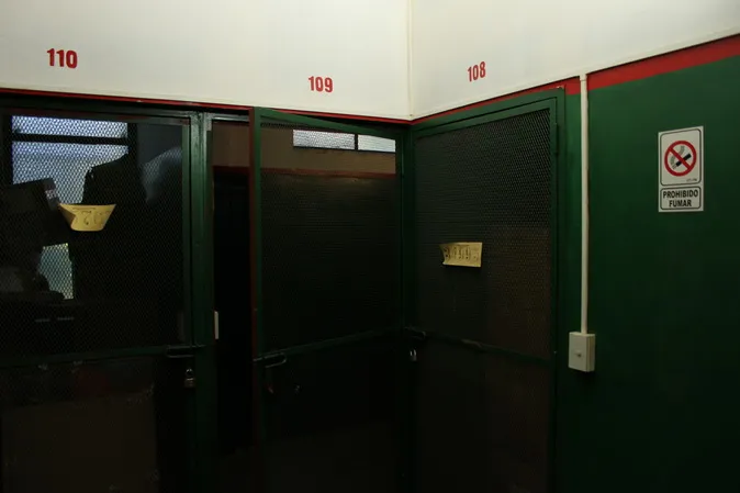 Bauleras privadas numeradas con puertas de malla, en el guardamuebles de Almagro